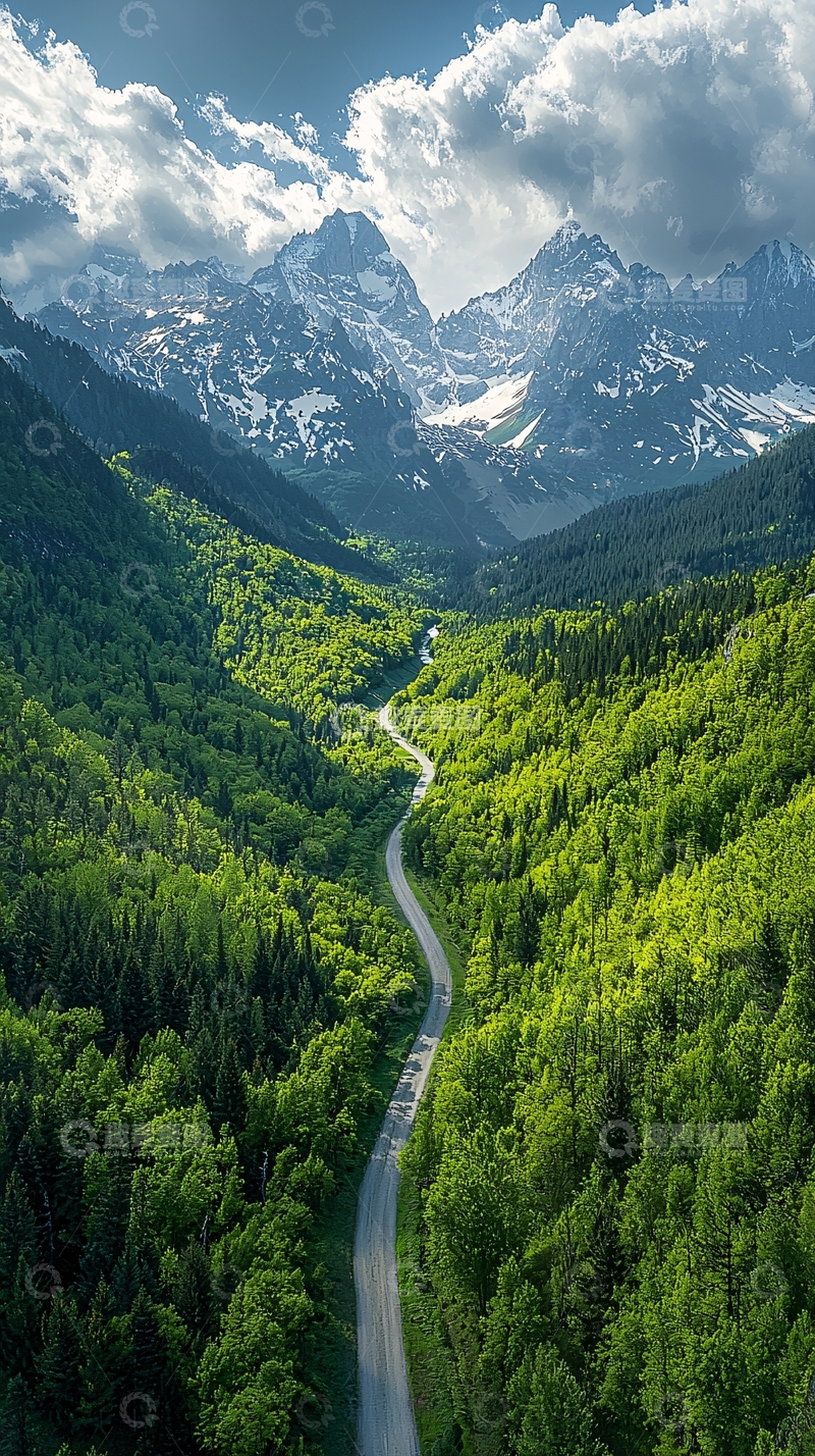 高清大图下载【趣麦麦图】蜿蜒道路穿梭于山谷森林