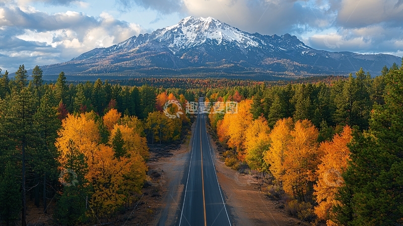 高清大图下载【趣麦麦图】秋日森林道路雪山远景
