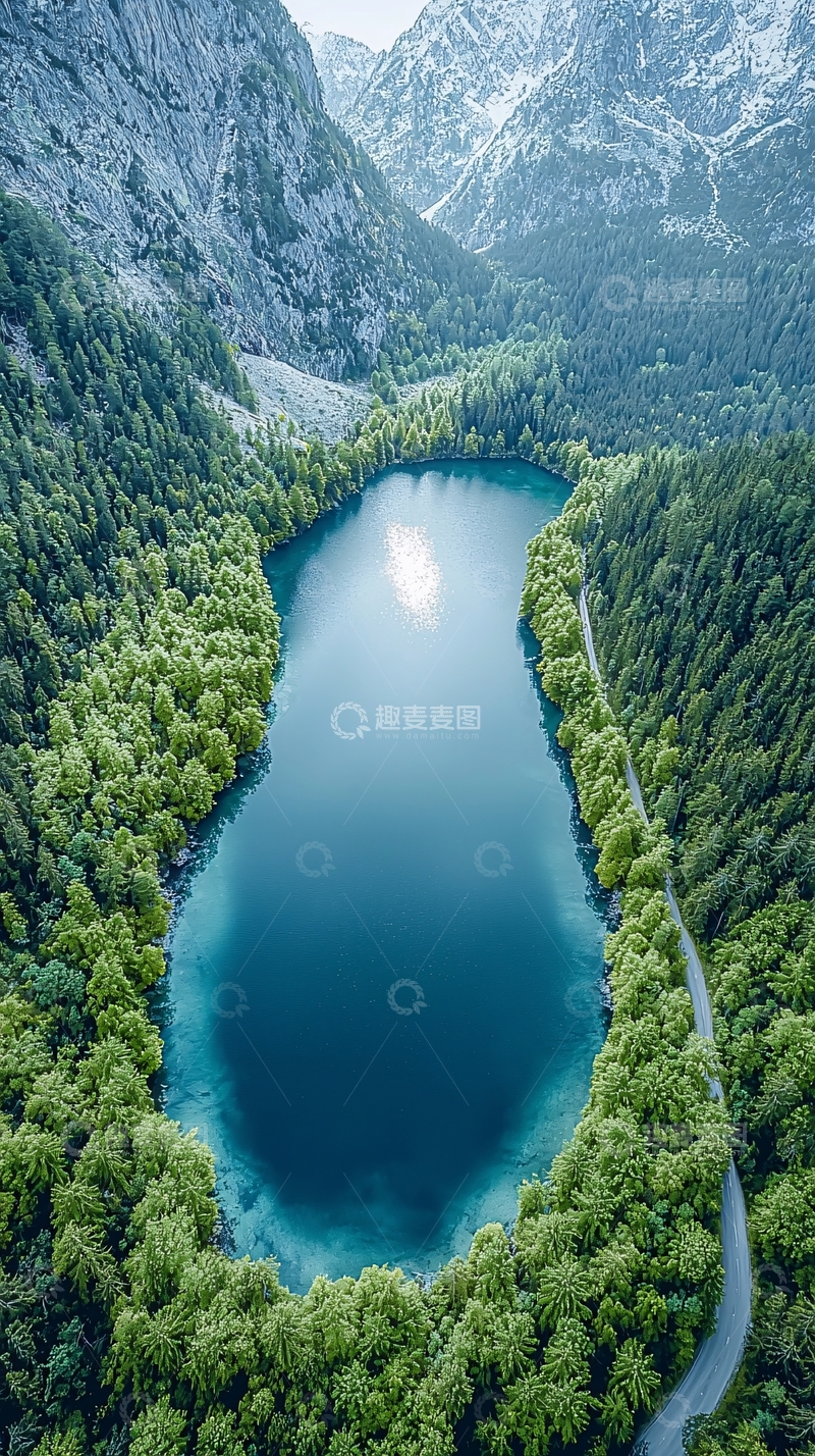 高清大图下载【趣麦麦图】湖泊四周环绕着茂密的森林