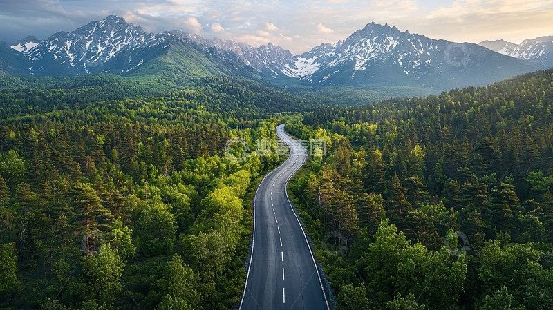 高清大图下载【趣麦麦图】蜿蜒山路森林雪山风光