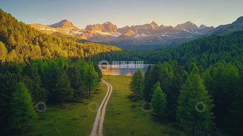 高清大图下载【趣麦麦图】山林环绕的湖泊