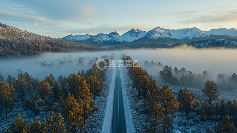 高清大图下载【趣麦麦图】雪山下的雾气公路