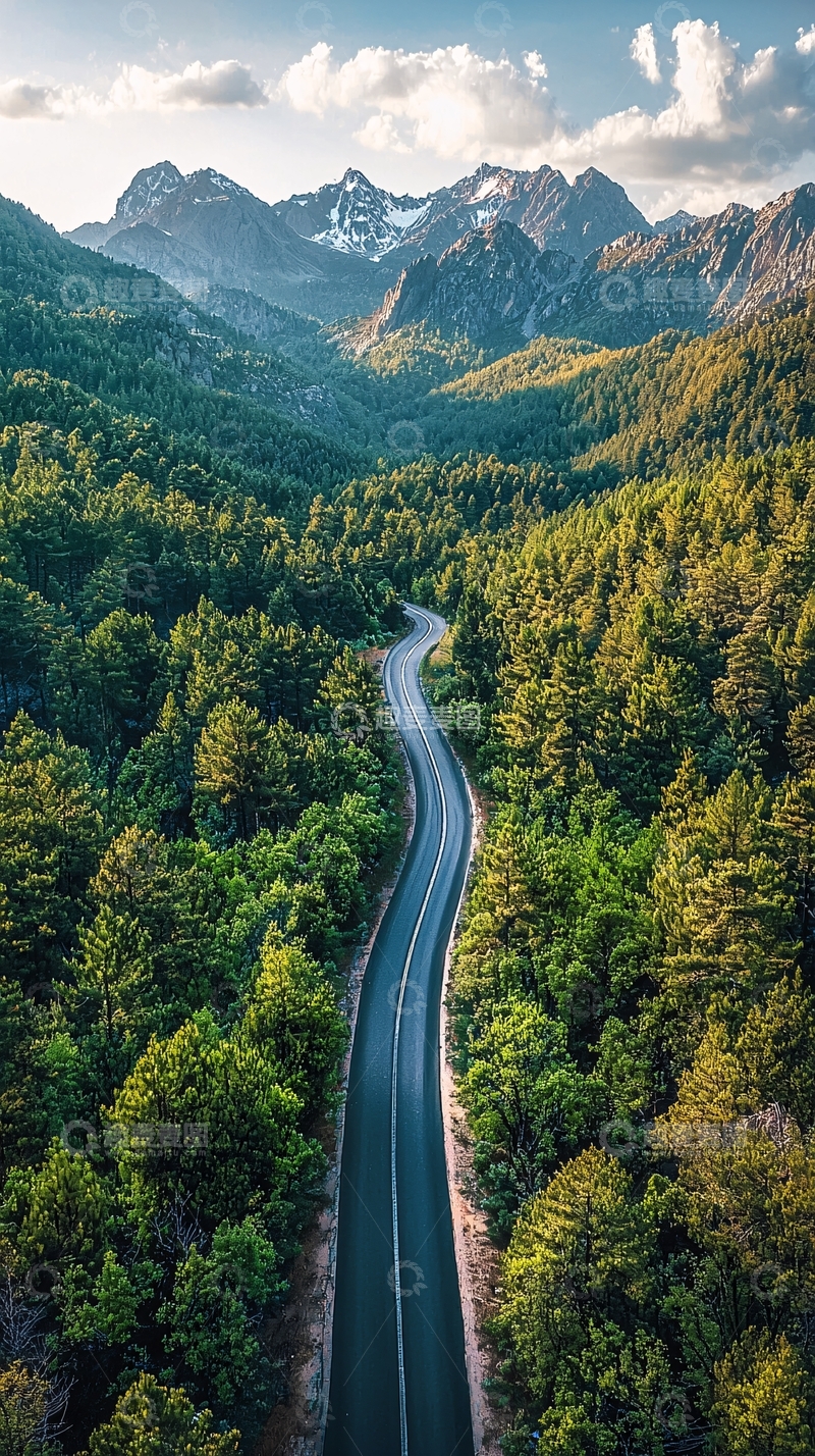 高清大图下载【趣麦麦图】蜿蜒的道路穿过森林和山脉