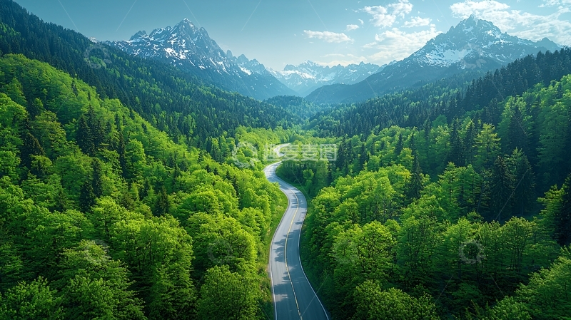 高清大图下载【趣麦麦图】蜿蜒山路穿梭绿色森林