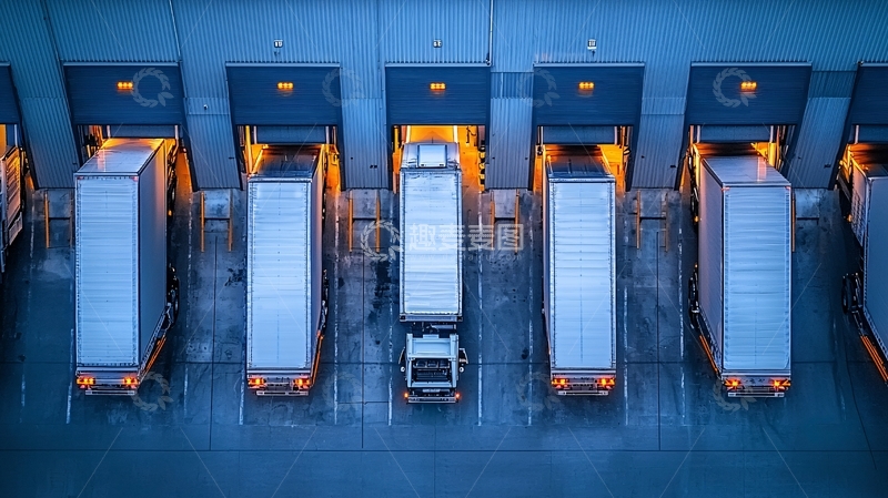 高清大图下载【趣麦麦图】卡车停靠在仓库装卸货