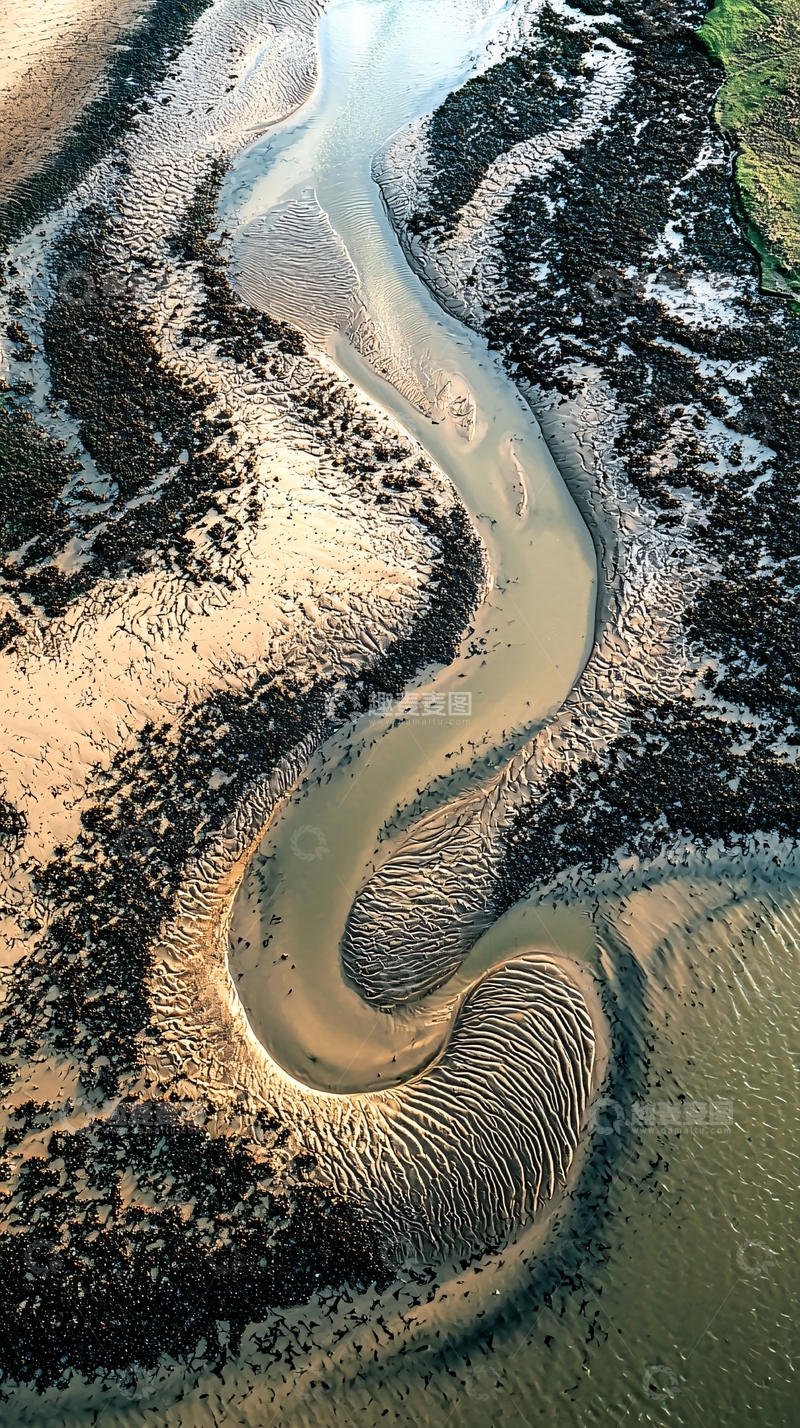 高清大图下载【趣麦麦图】蜿蜒的河流穿过沙滩
