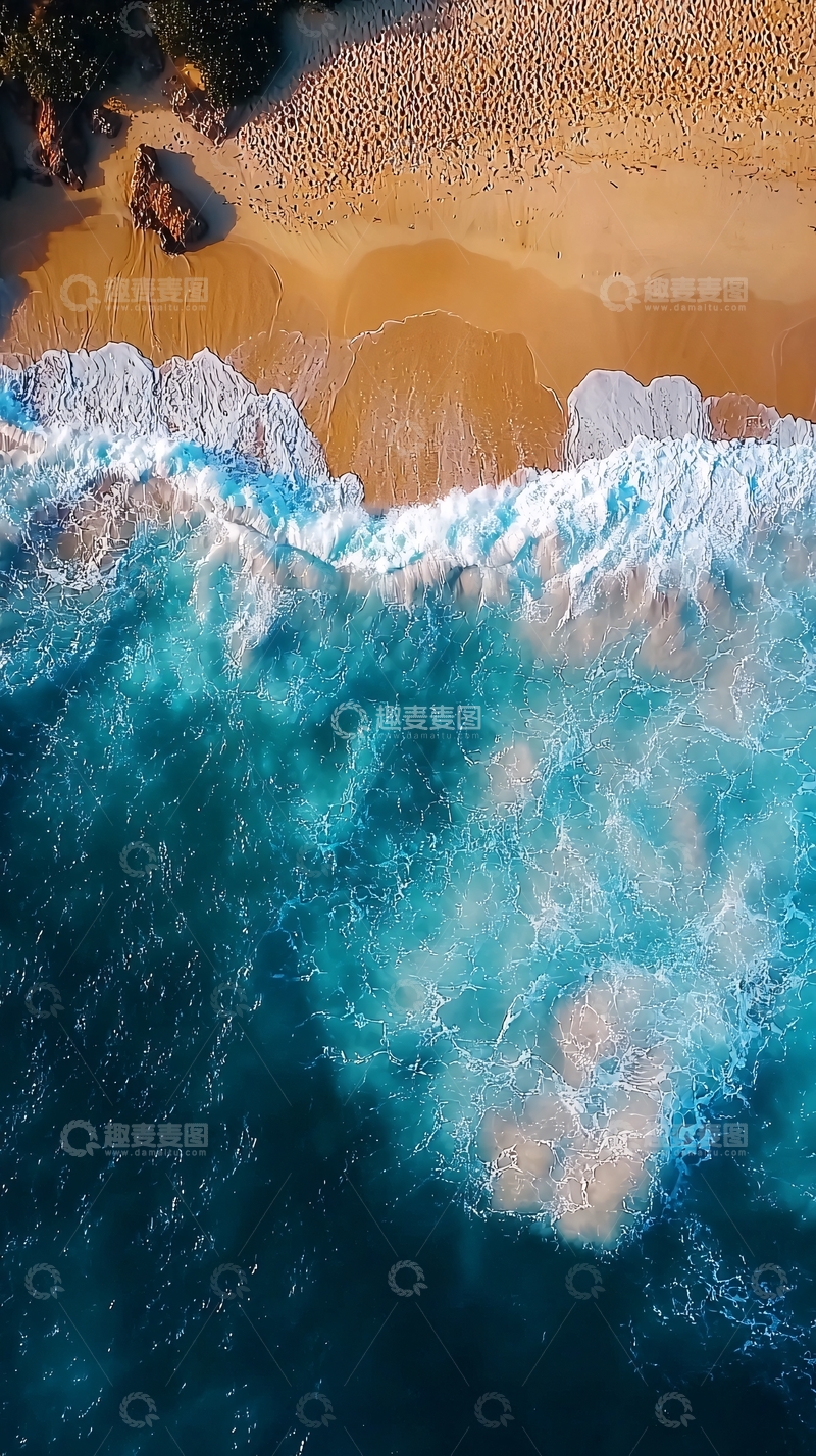 高清大图下载【趣麦麦图】蓝绿色海浪冲击金色沙滩