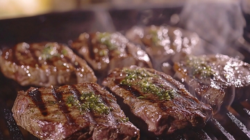 烤架上滋滋作响的牛排