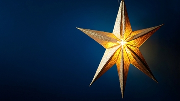 蓝色背景下的金色星星灯