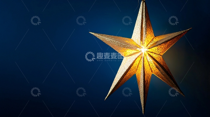 高清大图下载【趣麦麦图】蓝色背景下的金色星星灯