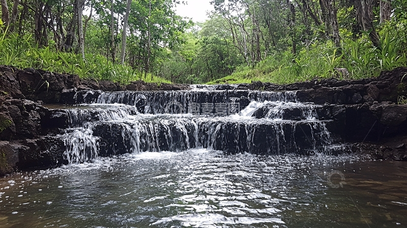 高清大图下载【趣麦麦图】森林中的阶梯瀑布