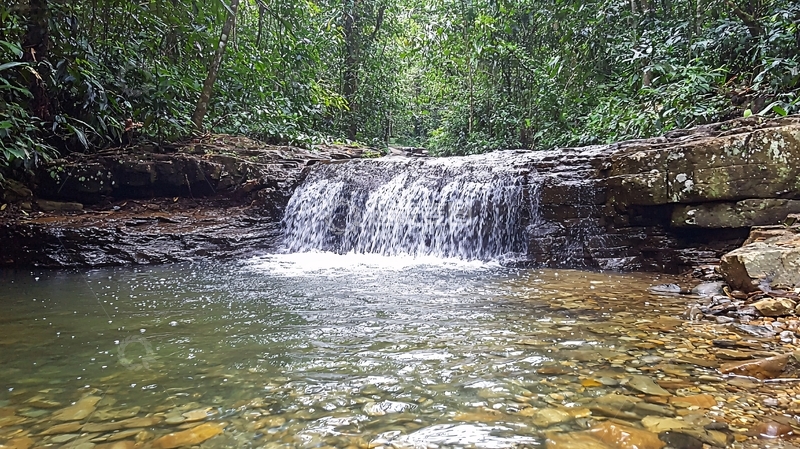 高清大图下载【趣麦麦图】小瀑布流入清澈水潭