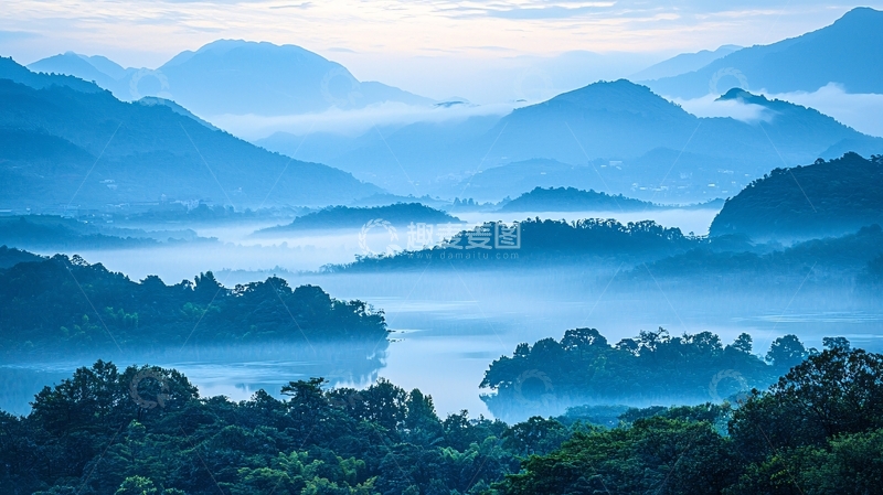 高清大图下载【趣麦麦图】蓝调山峦晨雾风景图
