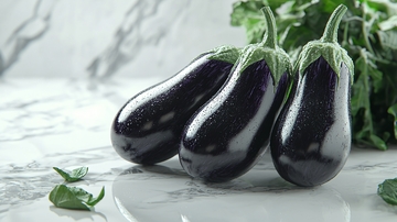 三个紫茄子大理石背景