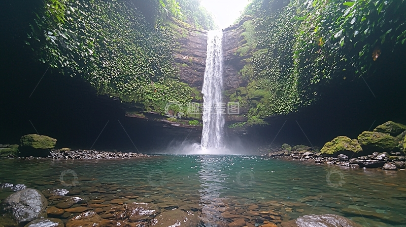 高清大图下载【趣麦麦图】壮丽瀑布落入水潭