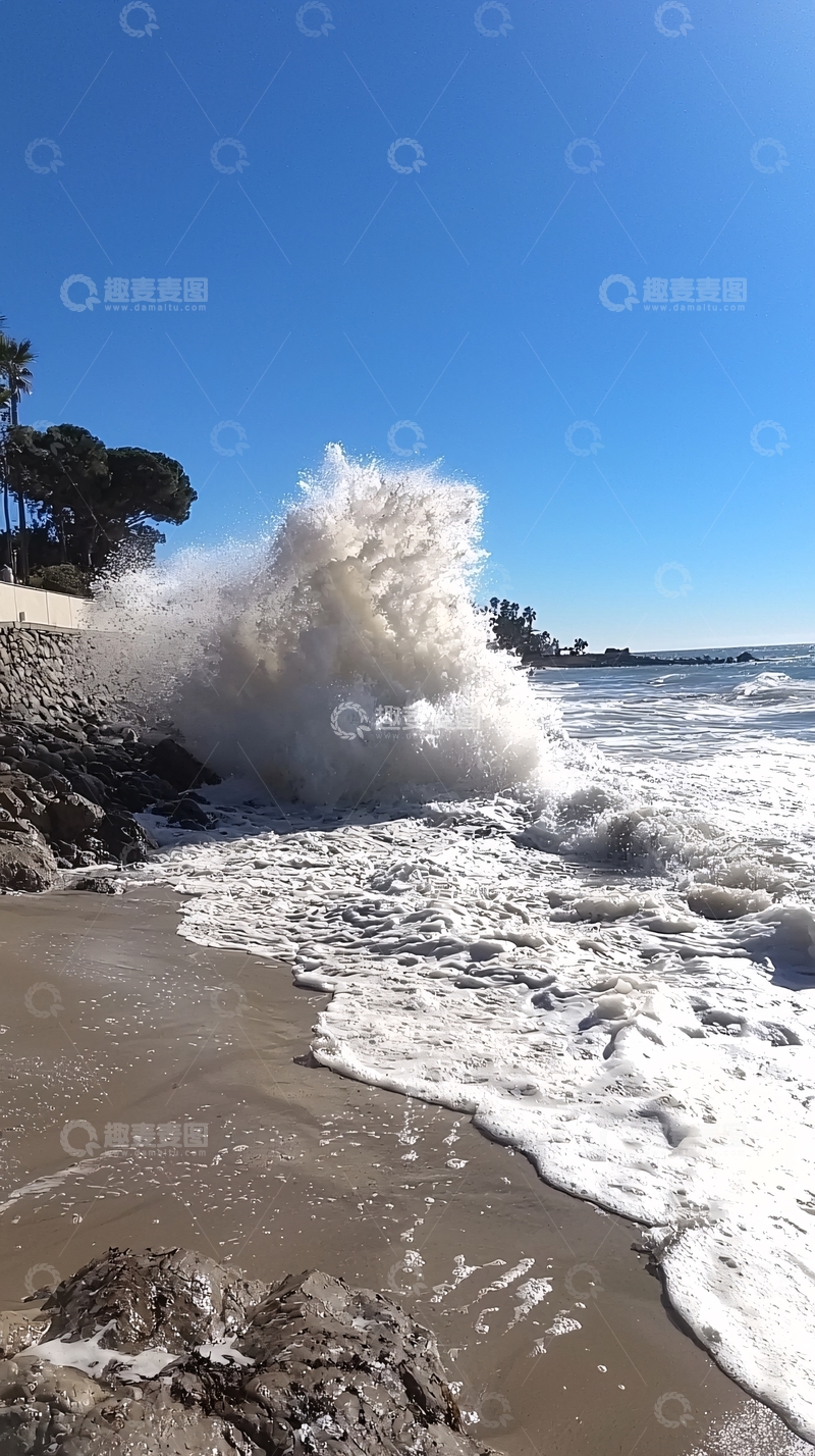 高清大图下载【趣麦麦图】海浪拍打岩石激起浪花