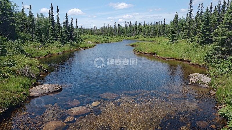 高清大图下载【趣麦麦图】蜿蜒河流穿过绿色森林
