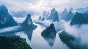 雾气缭绕的山水画卷