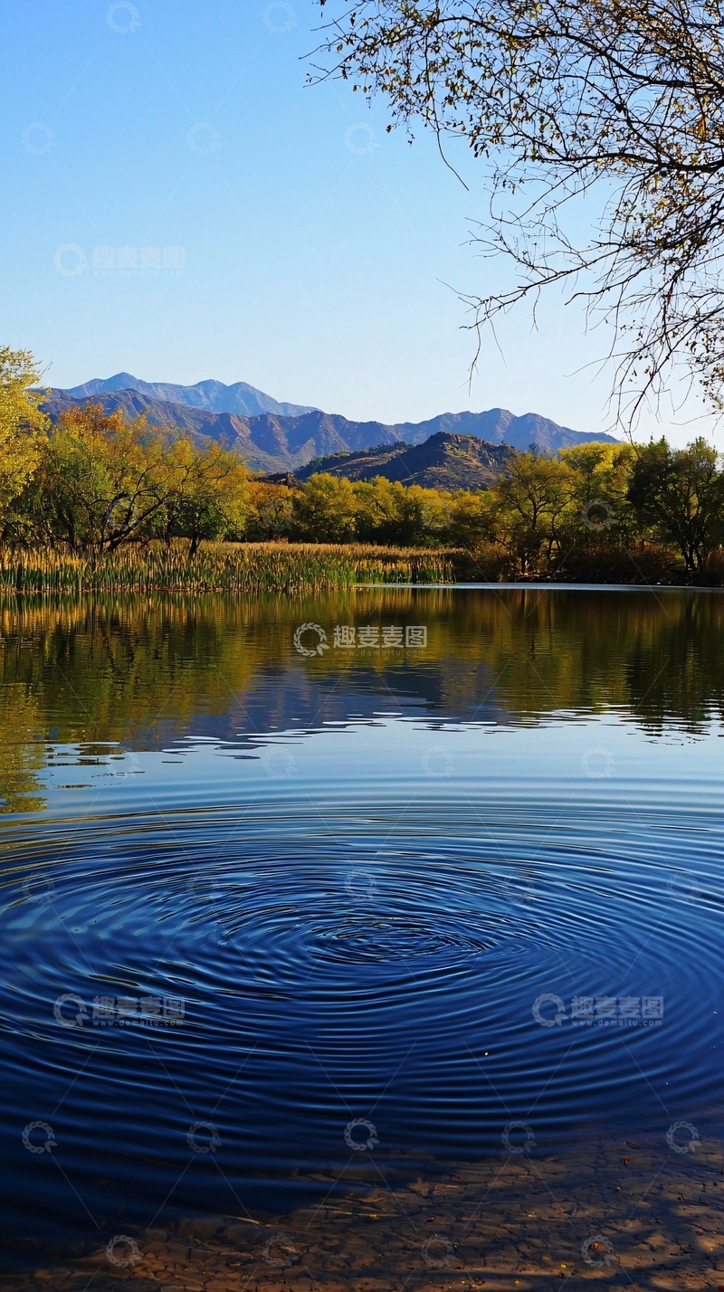 高清大图下载【趣麦麦图】秋日湖泊平静水面
