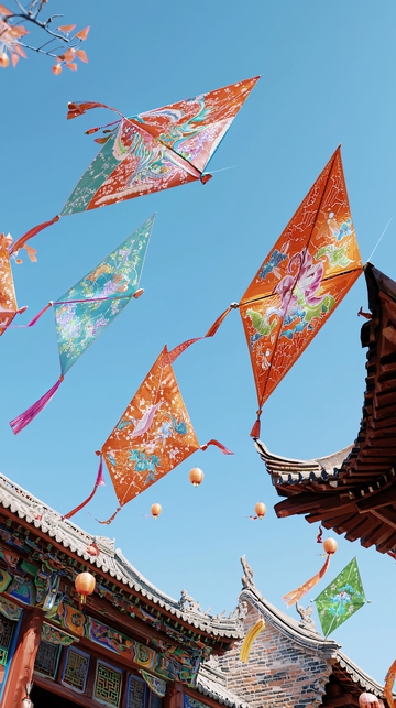 蓝天古建下飞扬的风筝