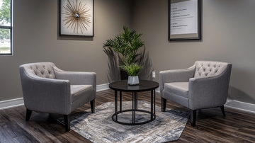 灰色布艺扶手椅