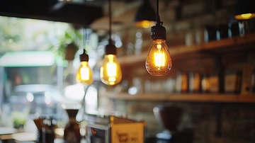 昏黄灯光下的咖啡店