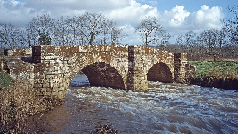 高清大图下载【趣麦麦图】乡村石桥横跨湍急河流