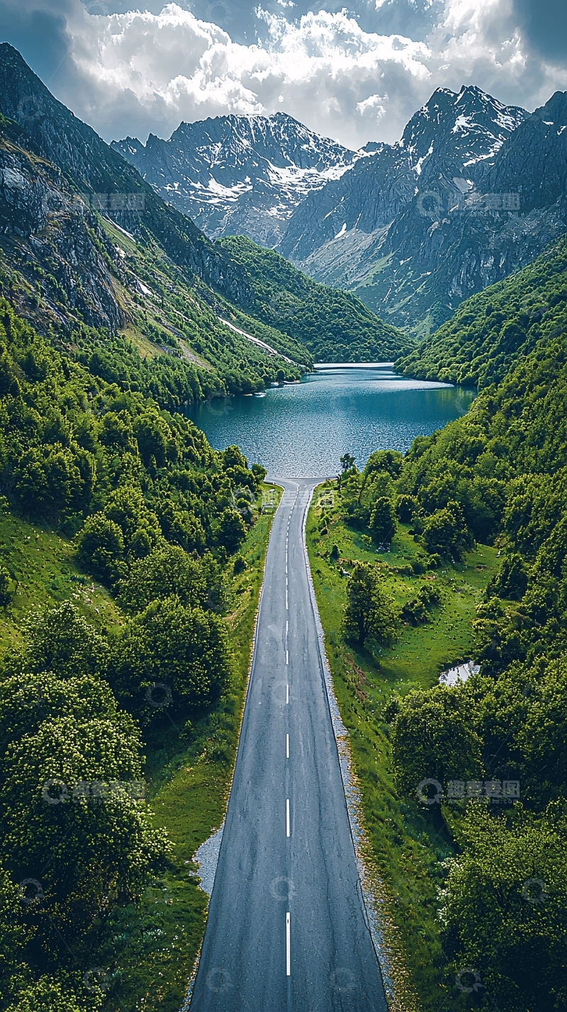 高清大图下载【趣麦麦图】山间公路通向湖泊