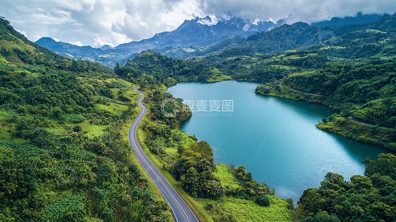 高清大图下载【趣麦麦图】绿树环绕的湖泊山景