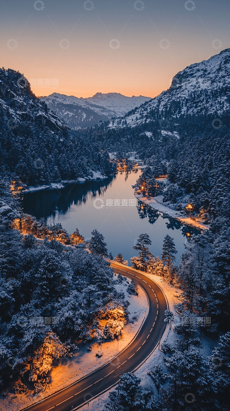 高清大图下载【趣麦麦图】雪山湖泊公路的冬季美景