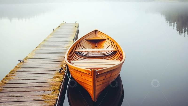 高清大图下载【趣麦麦图】木船停靠在雾气弥漫的码头