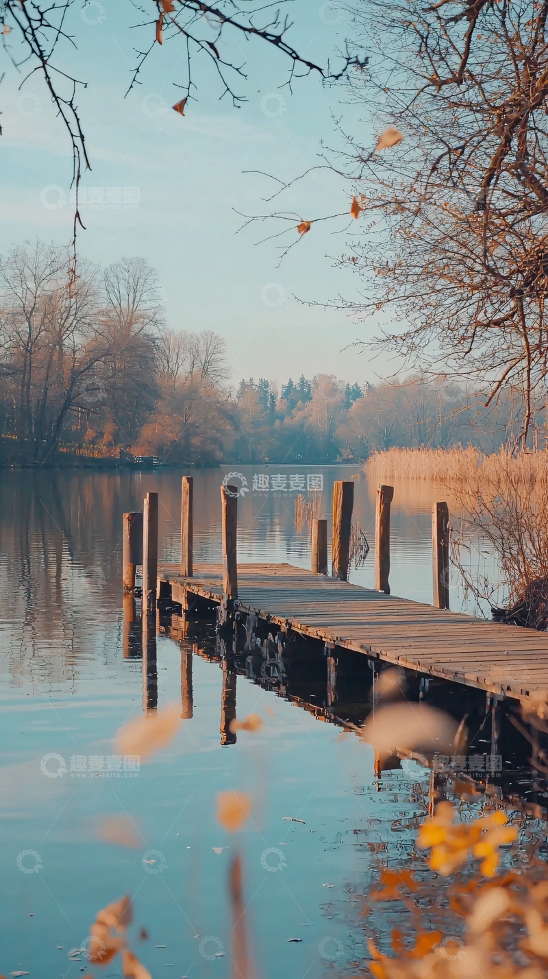 高清大图下载【趣麦麦图】秋日湖边木质栈桥