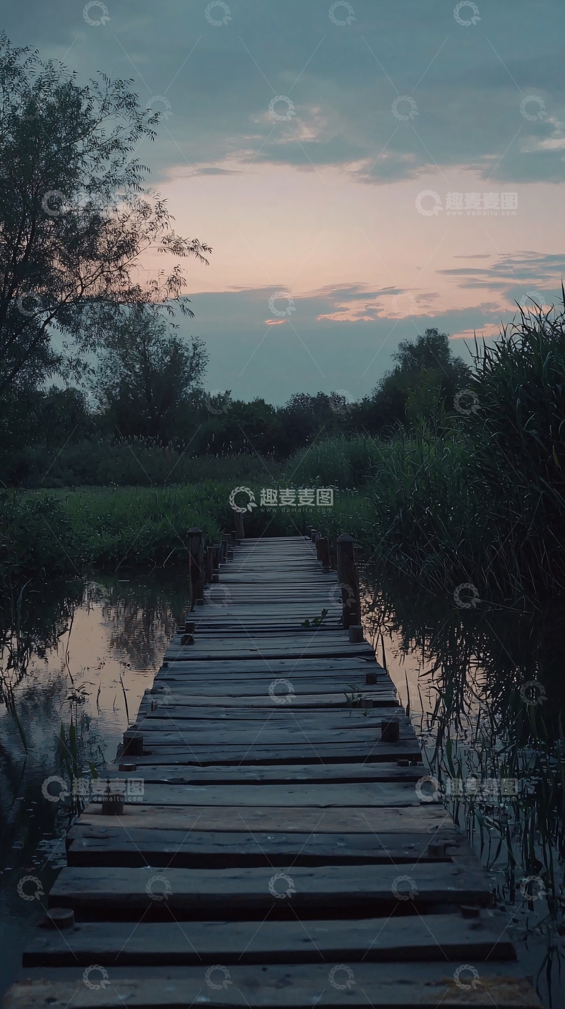 高清大图下载【趣麦麦图】傍晚时分木桥上的倒影