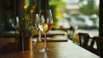 餐厅里两杯白葡萄酒