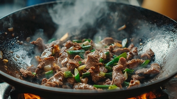 热气腾腾的爆炒牛肉