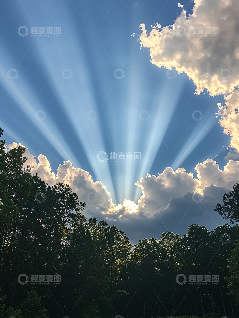 高清大图下载【趣麦麦图】光芒穿透云层的美丽天空