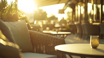 阳光洒满户外咖啡馆