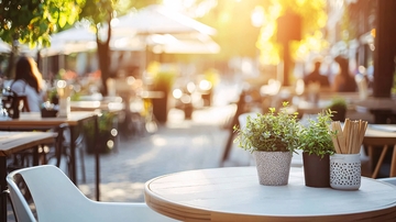 阳光洒满户外咖啡馆