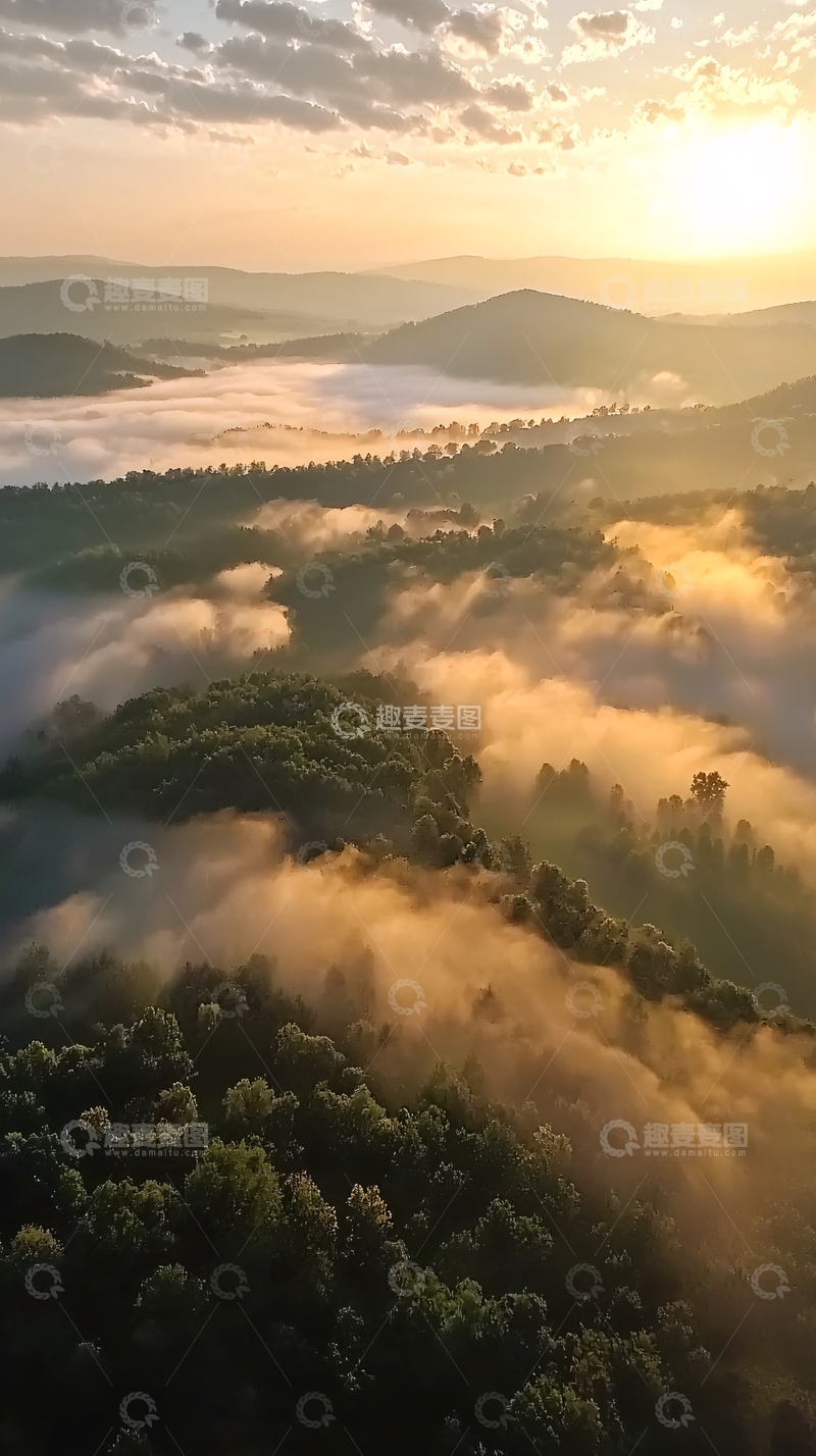 高清大图下载【趣麦麦图】雾气缭绕的山峦日出