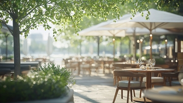 阳光洒满户外餐厅