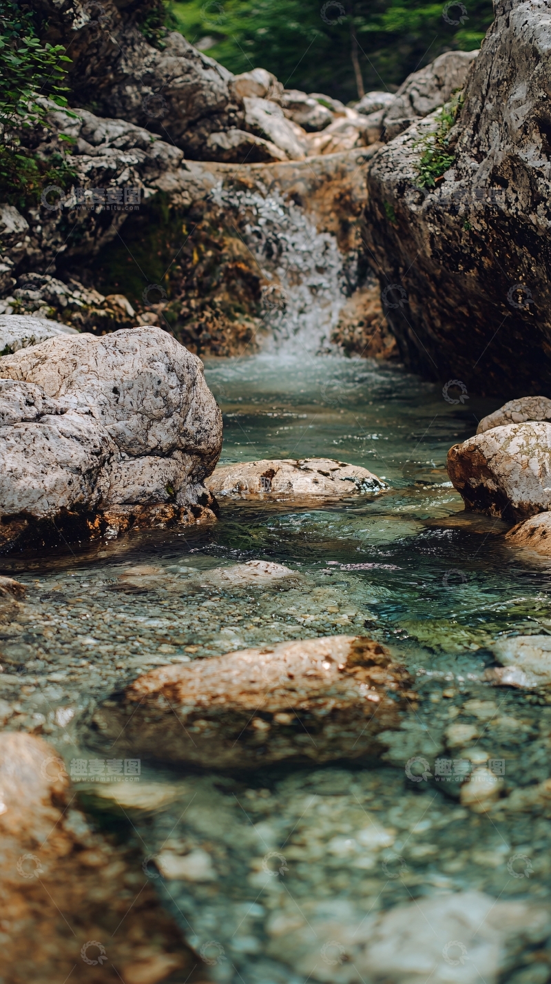 高清大图下载【趣麦麦图】清澈溪流岩石山间小瀑布