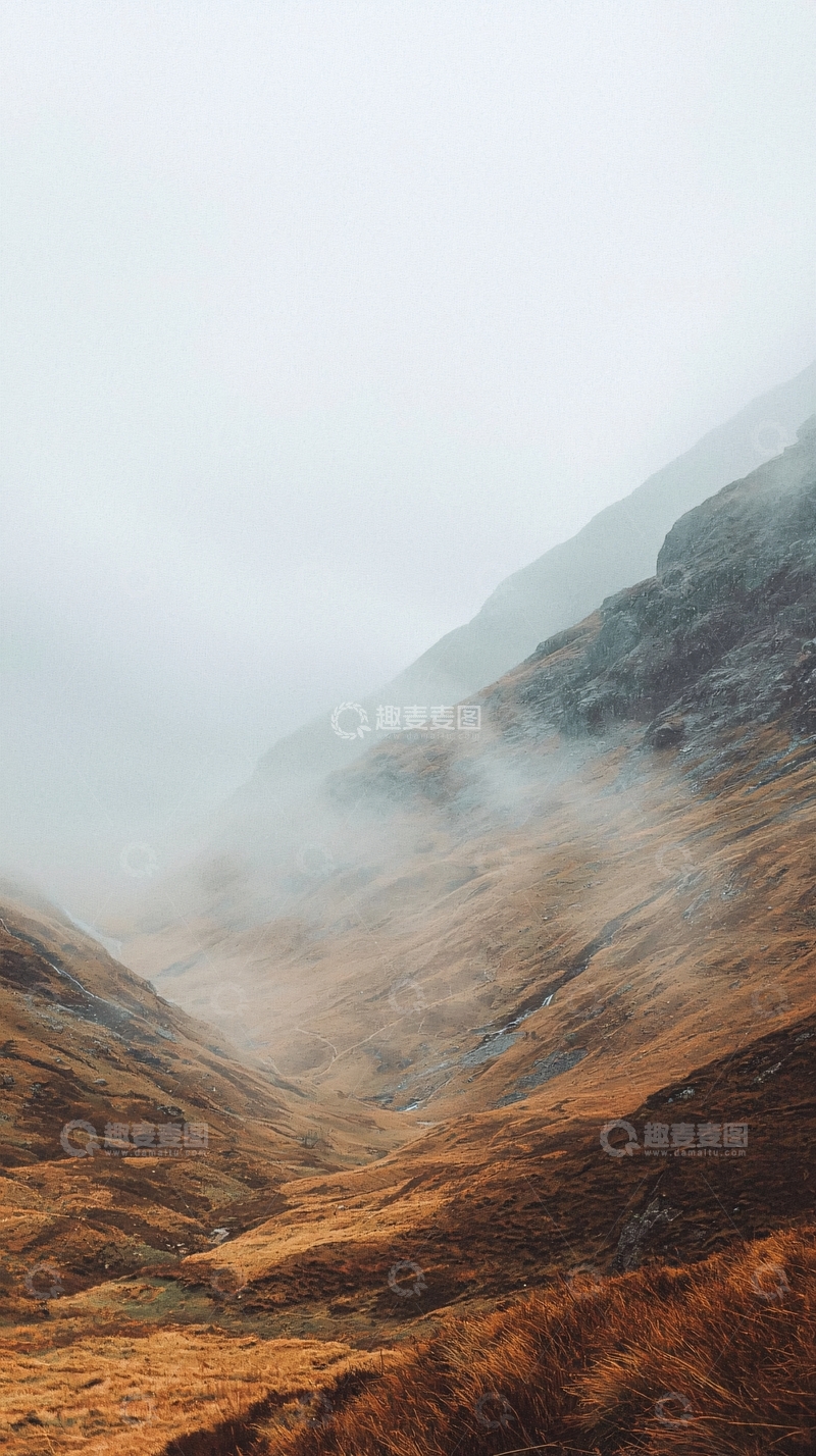 高清大图下载【趣麦麦图】雾气缭绕的山谷