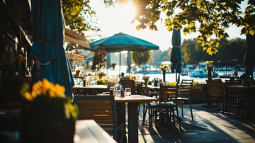 阳光下的湖边餐厅