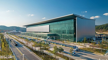 现代化大型玻璃幕墙建筑