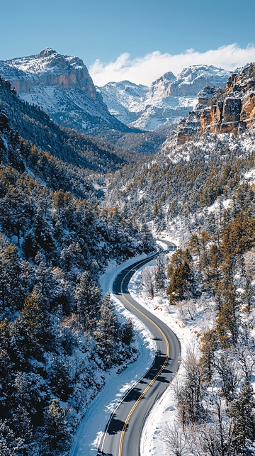 雪山蜿蜒公路风景