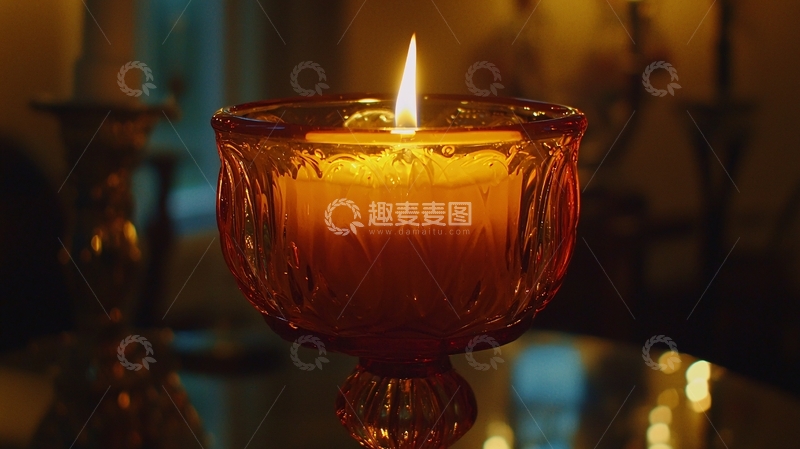 高清大图下载【趣麦麦图】红玻璃烛台上的燃烧蜡烛
