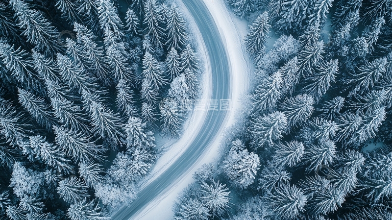 高清大图下载【趣麦麦图】雪中森林道路俯视图