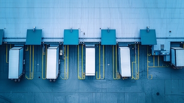 俯瞰卡车停靠在仓库