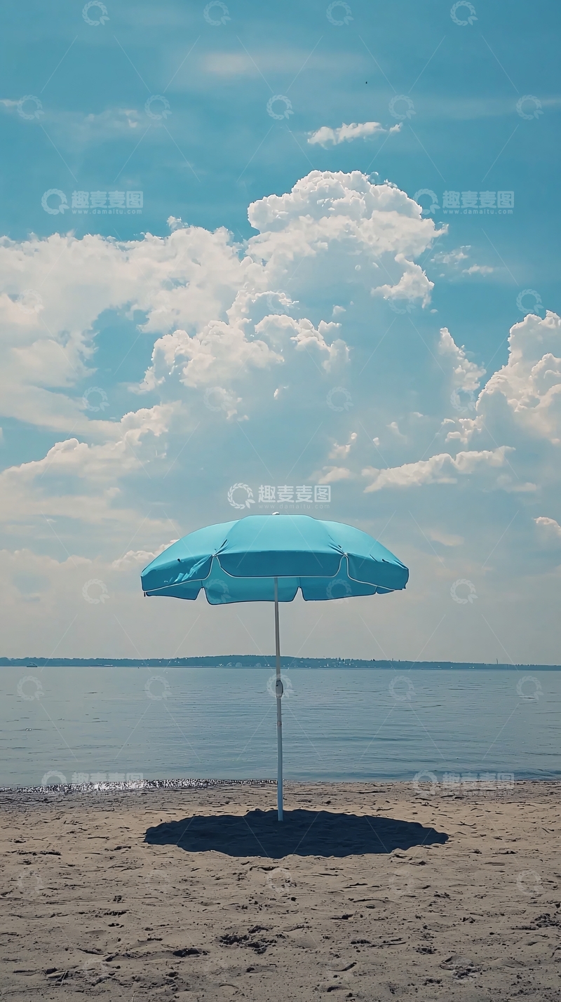 高清大图下载【趣麦麦图】沙滩上的蓝色遮阳伞
