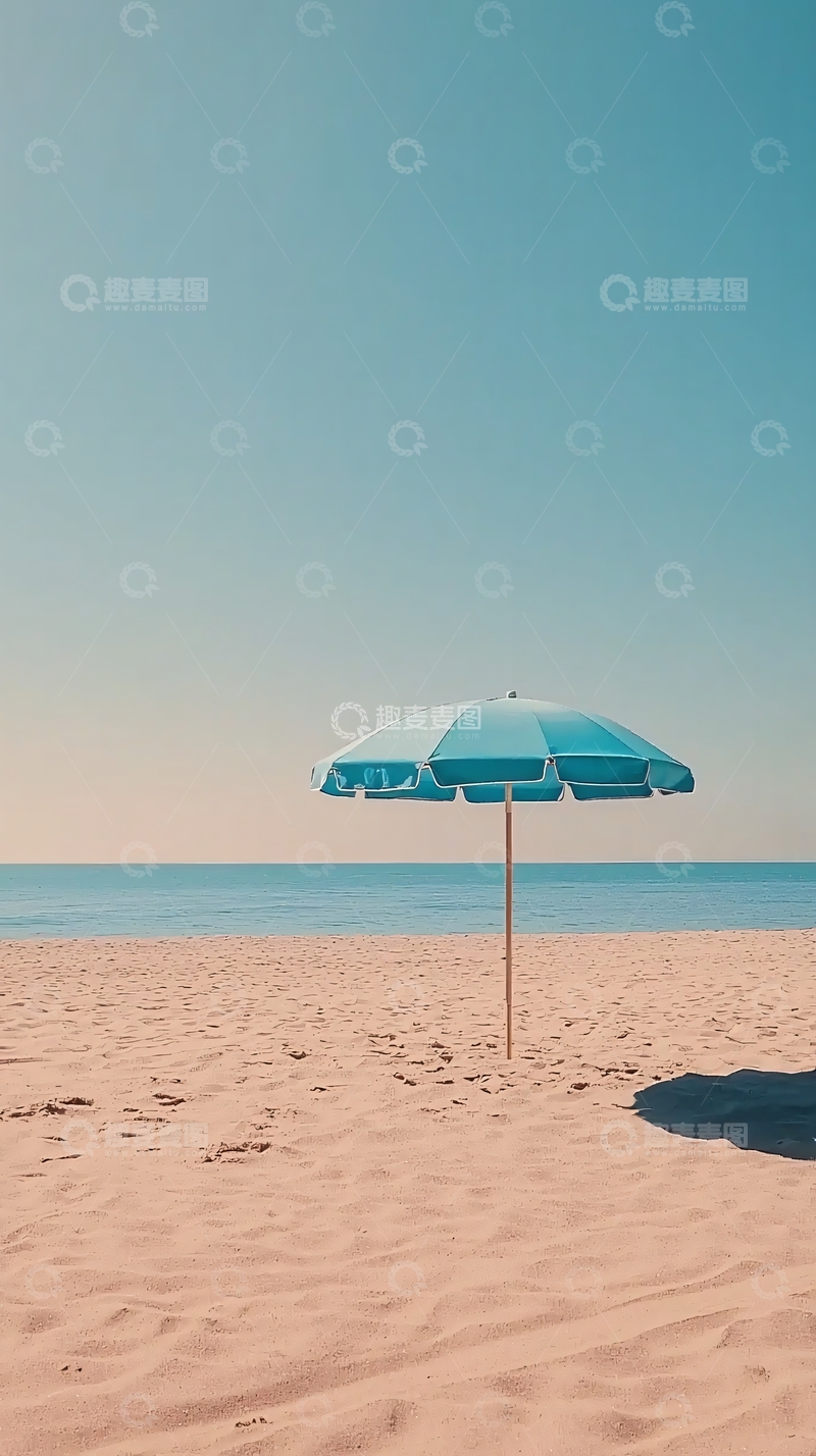 高清大图下载【趣麦麦图】沙滩上的蓝色遮阳伞